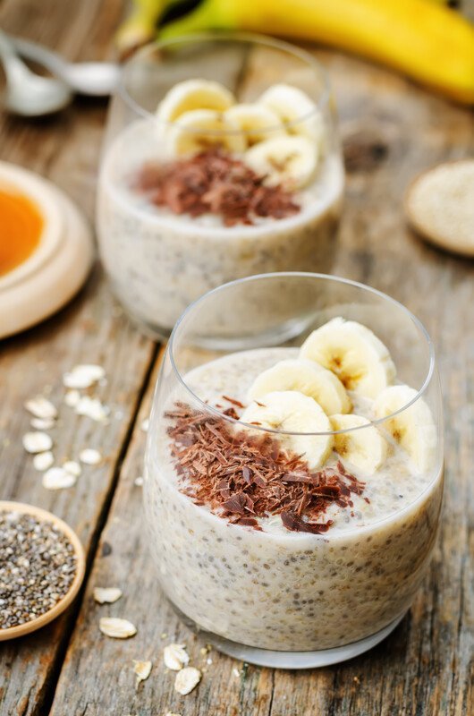 chocolate-banana-overnight-oats- Overnight oats topped with bananas and chocolate