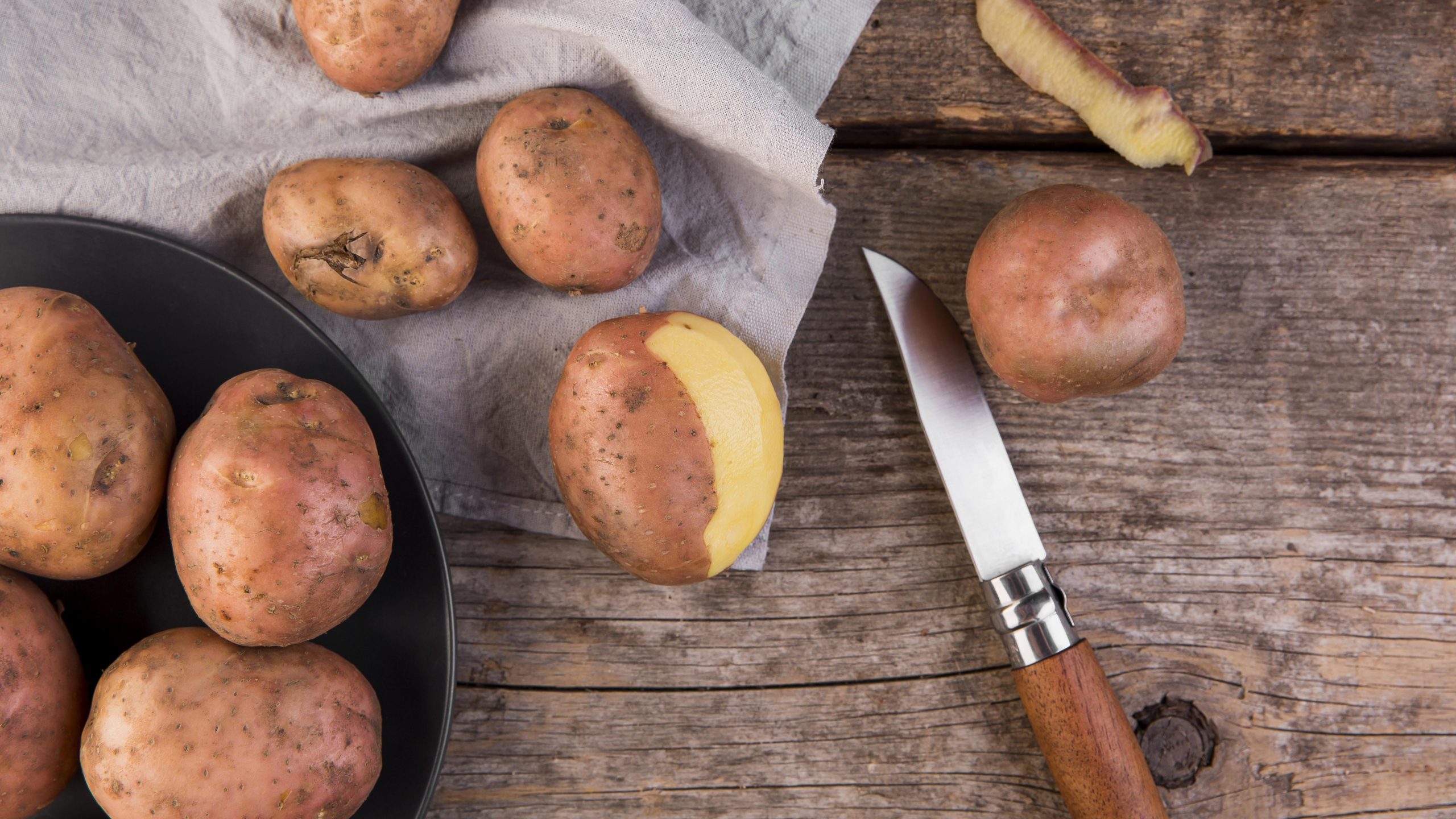Red_Potatoes_on_Cutting_Board red potatoes on a cutting board