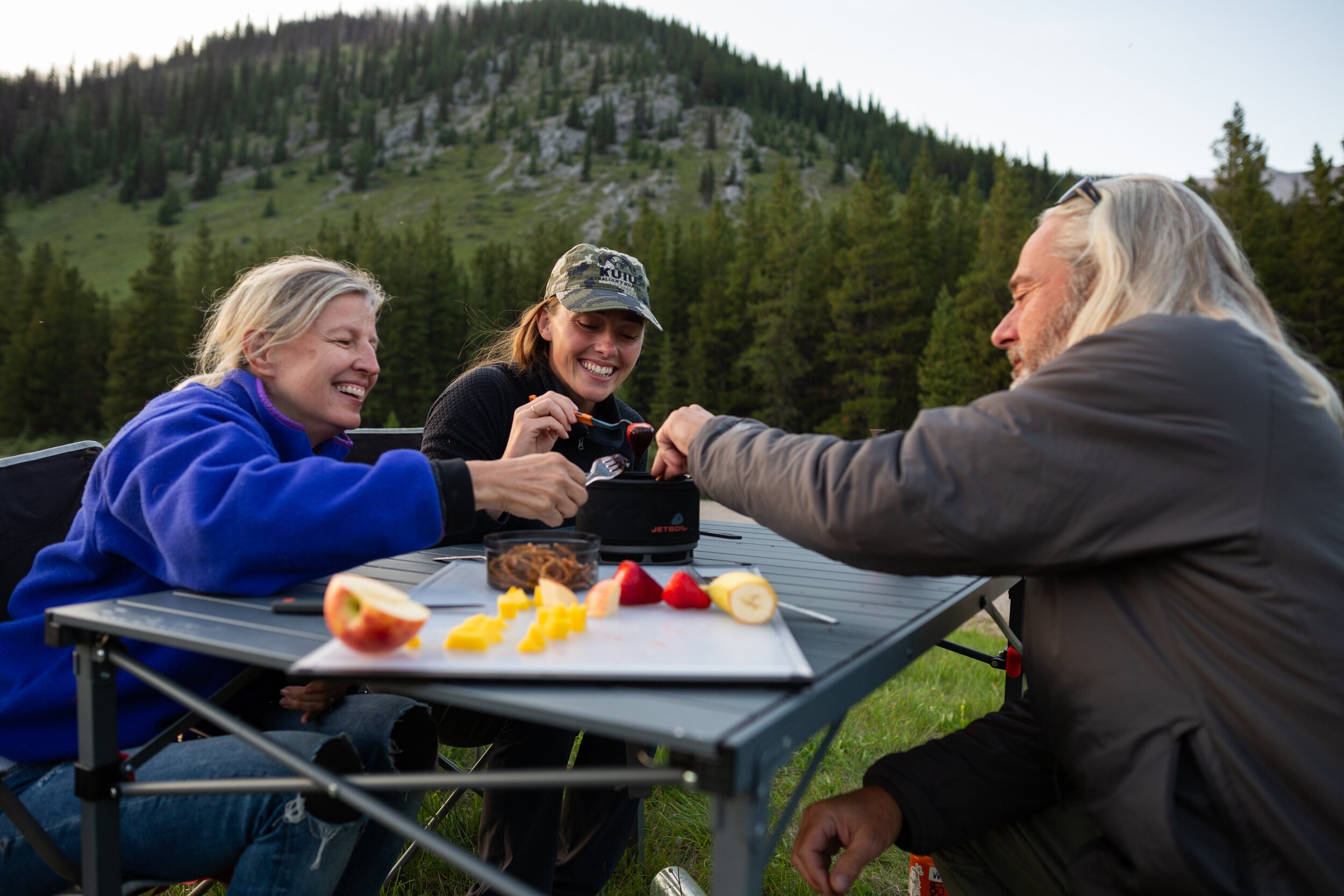 family+enjoying+chocolate+fondue+outdoors Chocolate Fondue Recipe