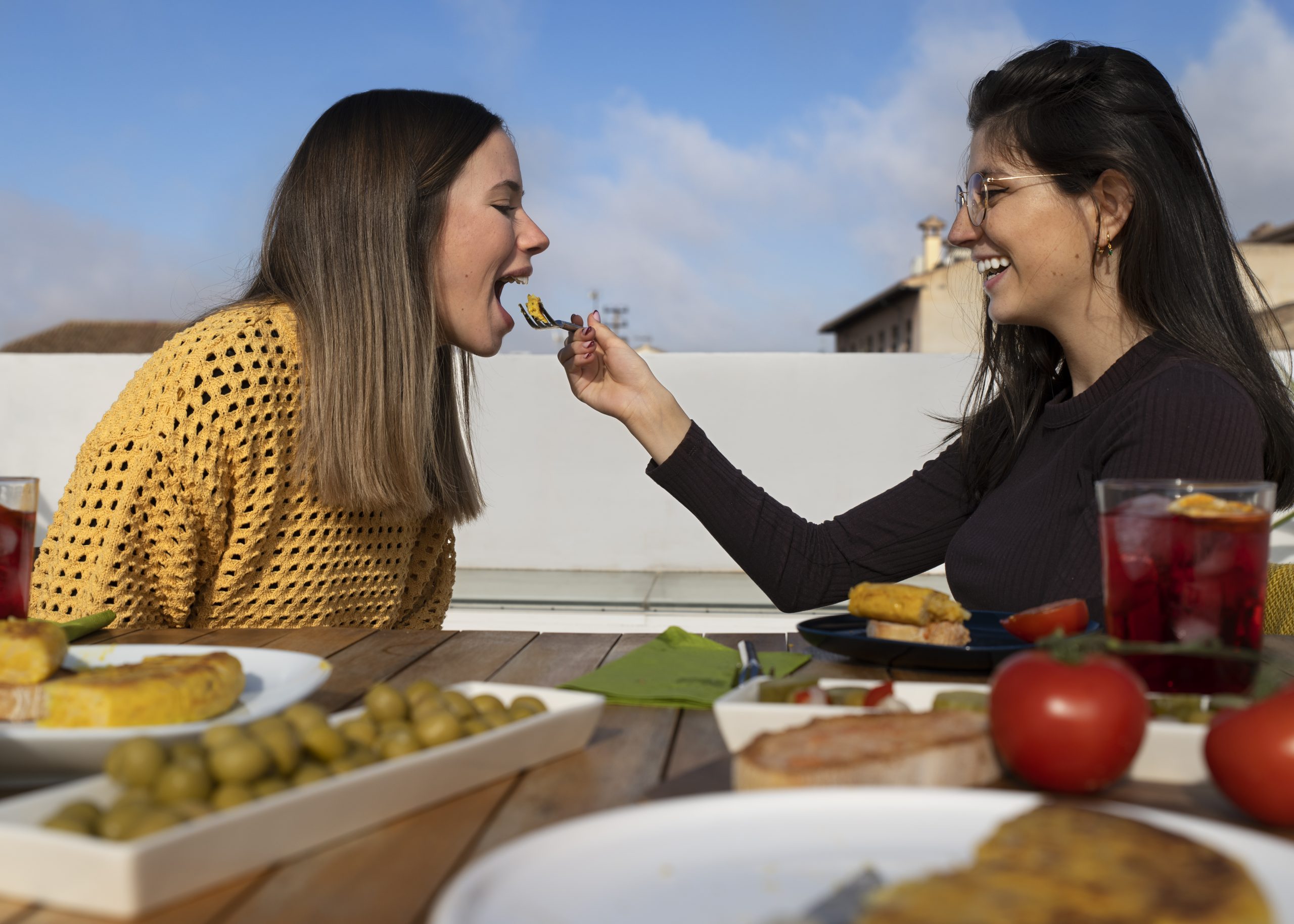 Friends_Eating_Together friends sharing food