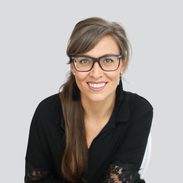 Registered Dietitian Shauna Kime headshot wearing black glasses and a black blouse
