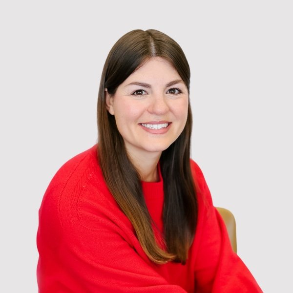 headshot of registered dietitian erin hamilton wearing a red sweater