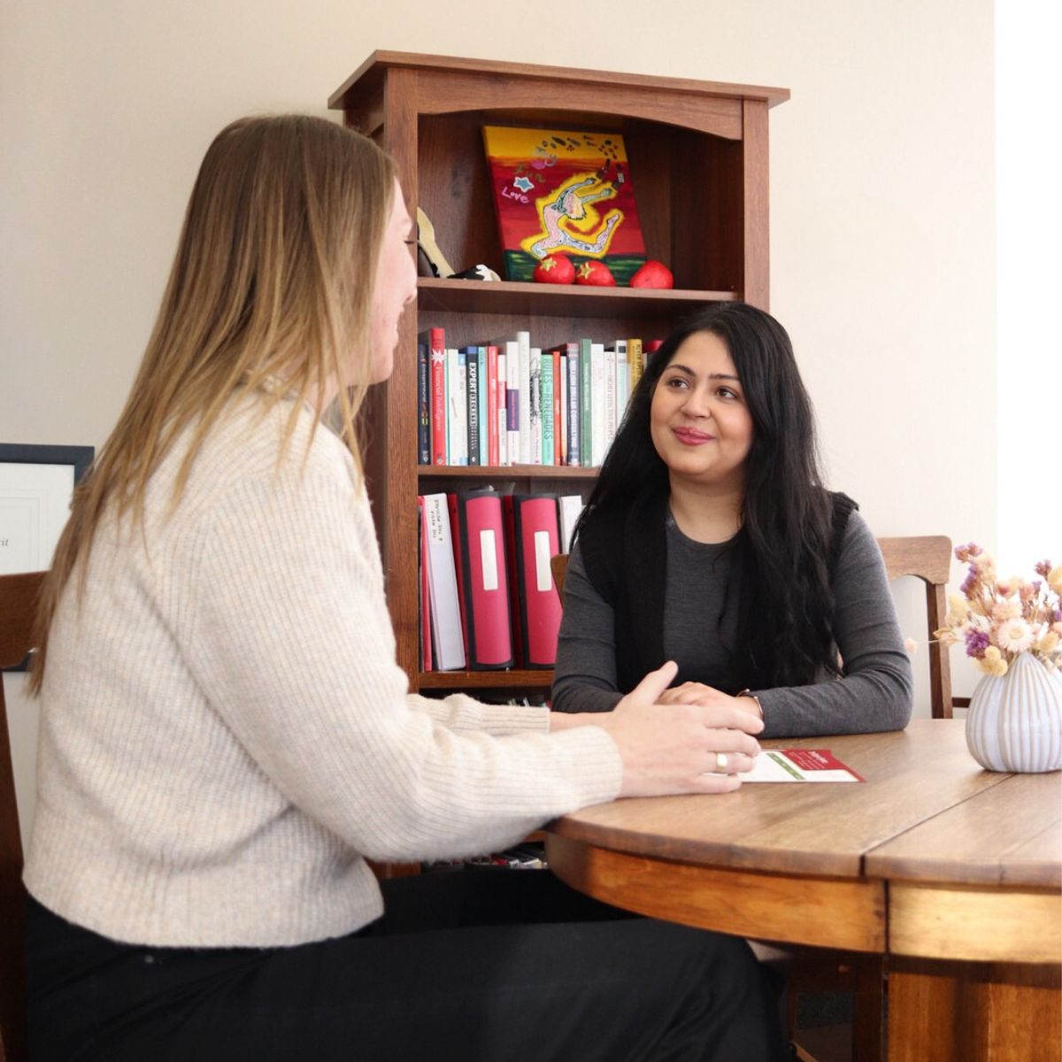 Nutritionist in Calgary with client 5 calgary nutritionist sitting with a client explaining nutrition counselling